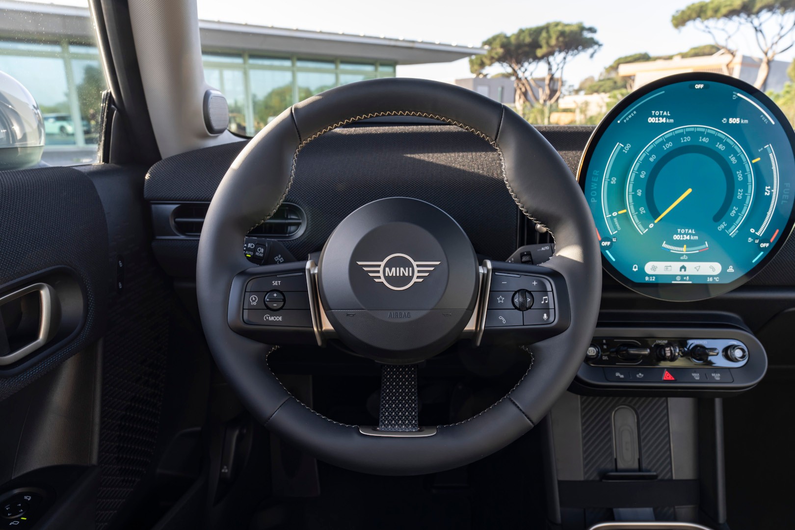 MINI COOPER – jedinstvena AURA ZA NOVU ERU
MINI COOPER – jedinstvena AURA ZA NOVU ERU